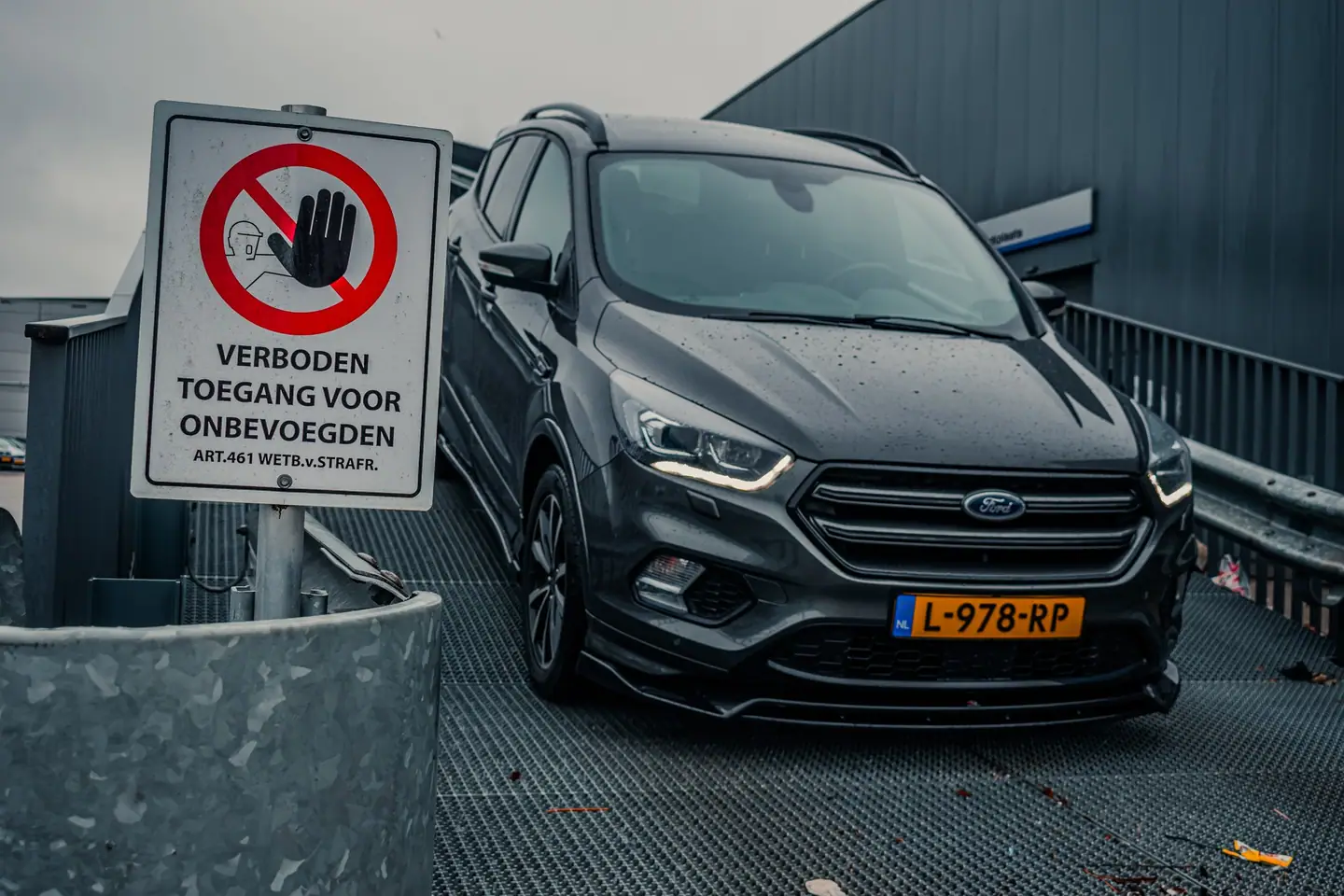 Ford Kuga op een stalen hellingbaan naast een bord met de tekst 'Verboden toegang voor onbevoegden'